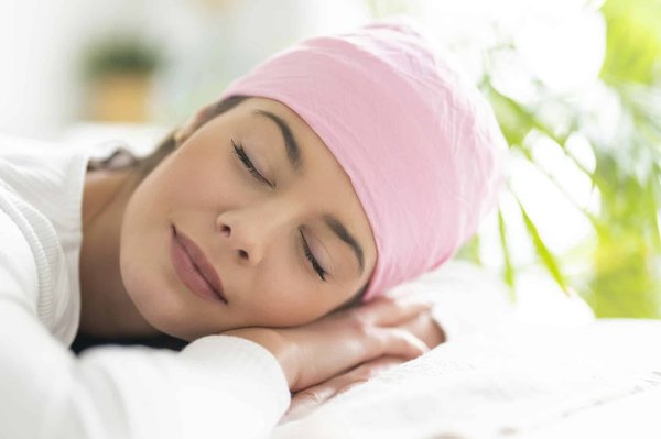 Quel type de foulard en soie est idéal pour un look vintage revisité?