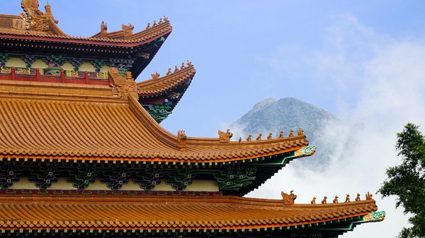 Comment choisir des vêtements en lin pour un look de plage élégant?